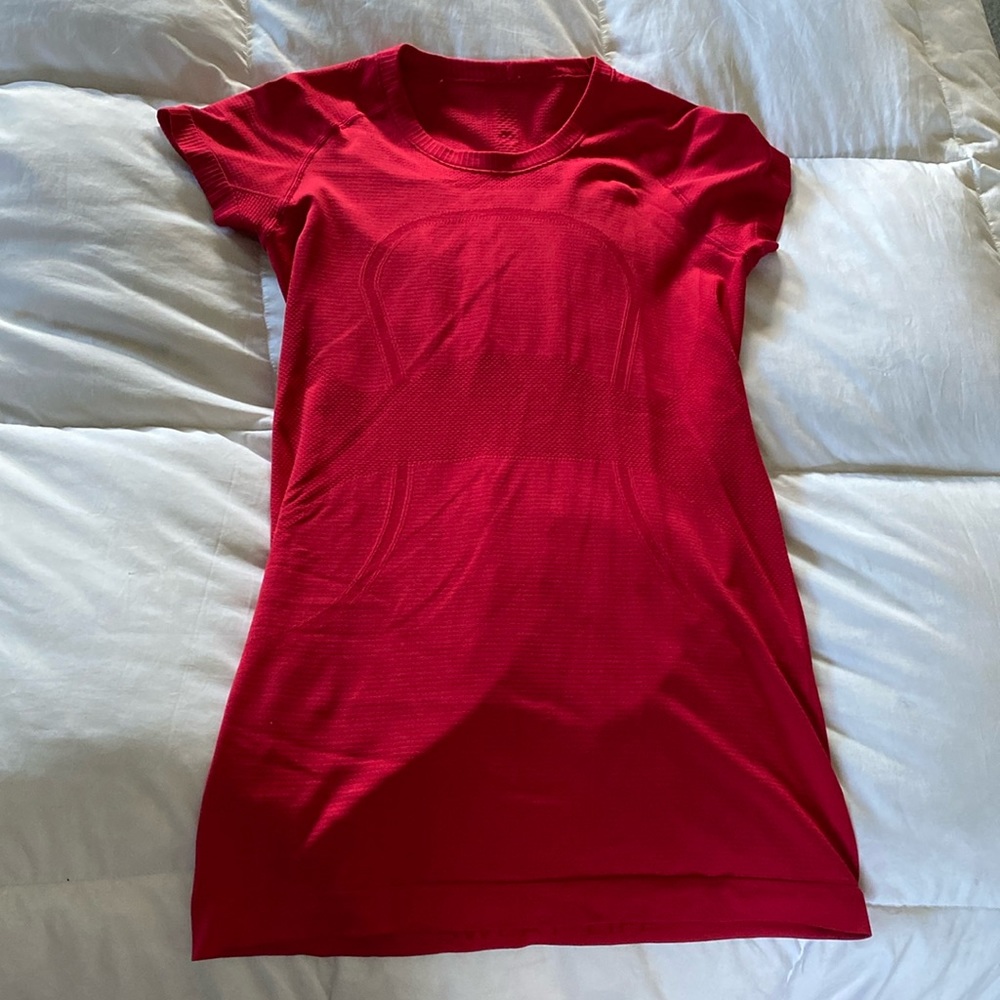 Lululemon red tee